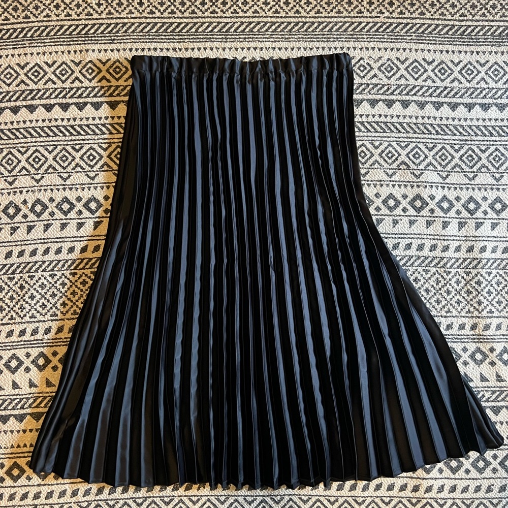 Gorgeous black pleated midi skirt